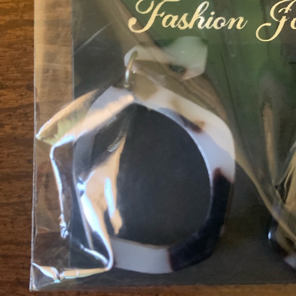 *Clearance-Final* NWT Royal Deluxe Fashion Jewelry Ice Gray Dangle Earrings - Picture 3 of 4